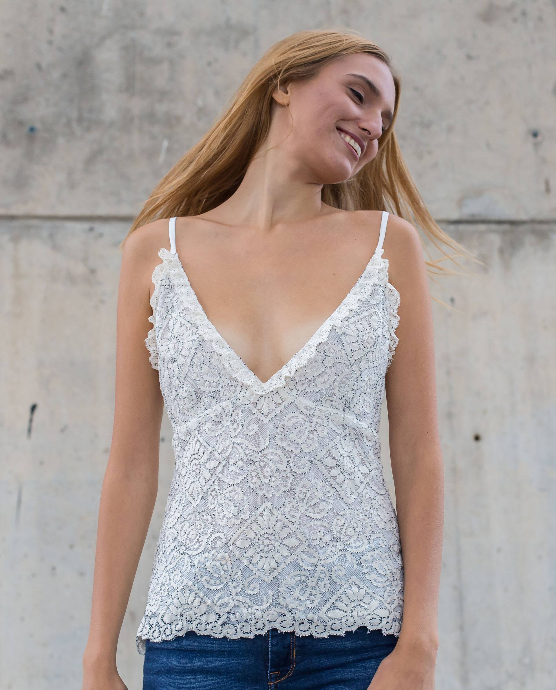 PRÊT À PORTER-OUTLET CÁPSULA SS18 - TOPS - Top blanco de encaje con tirante y escote en v
