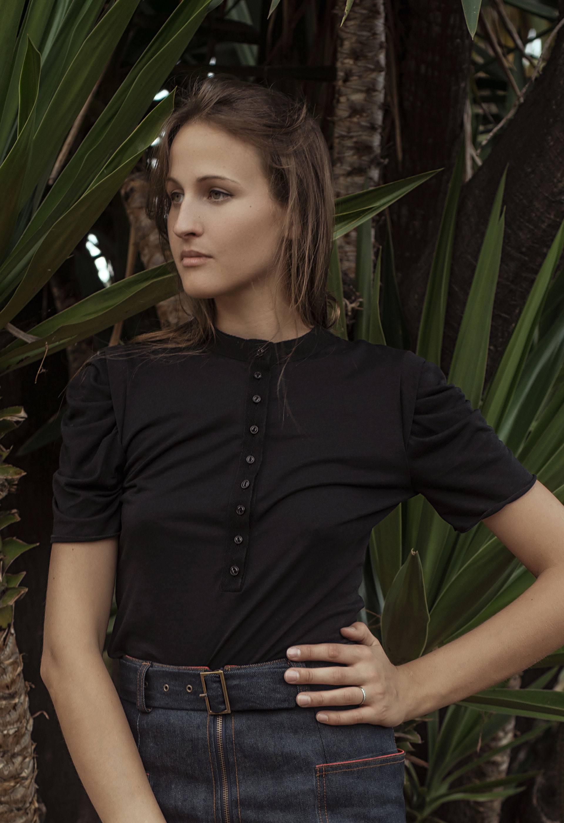 PRÊT À PORTER-BÁSICOS - TOPS, CAMISAS, BLUSAS - camiseta negra vintage con cuello caja abotonado IO DREAMS PRÊT À PORTER-BÁSICOS - TOPS, CAMISAS, BLUSAS - camiseta negra vintage con cuello caja abotonado IO DREAMS