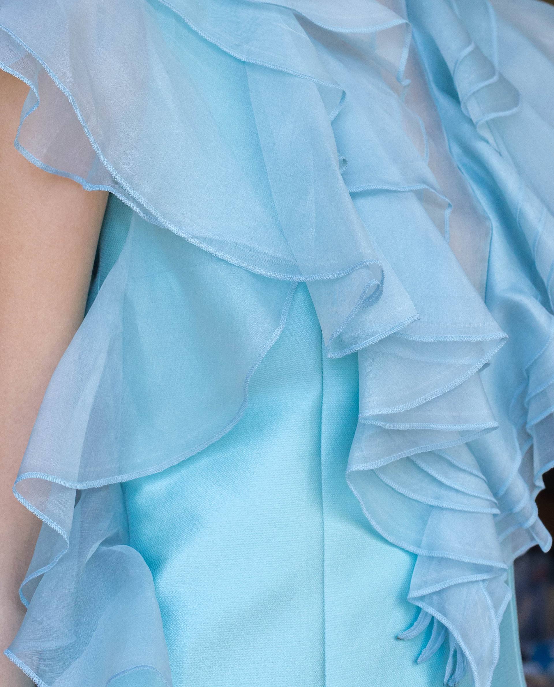 Detalle pechera transparente vestido de fiesta MIA azul