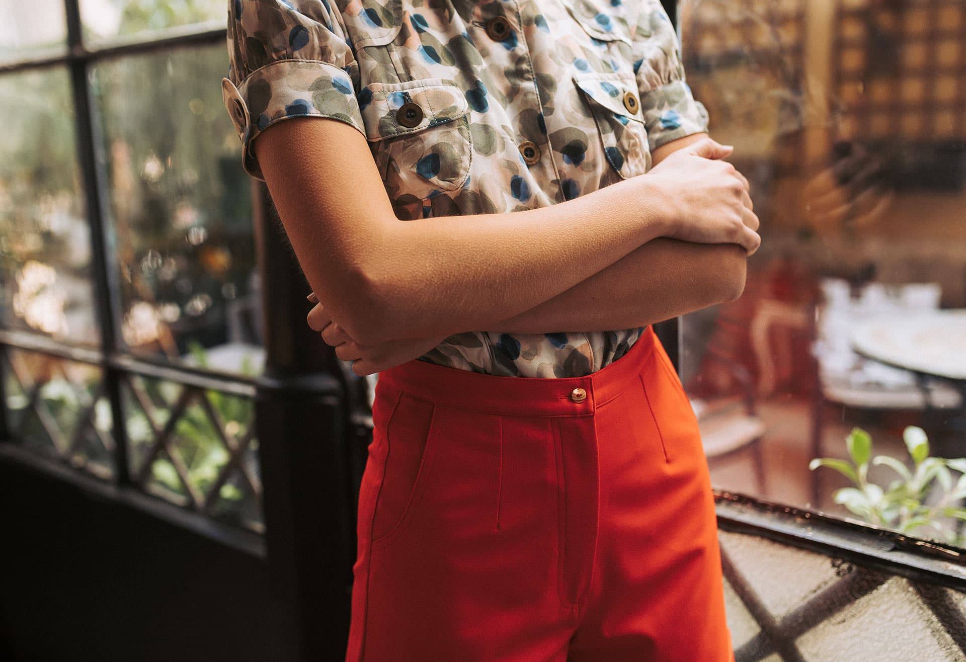 Short naranja combinado con cazadora estampada de manga corta de viscosa natural   | IO DREAMS moda sostenible y �tica