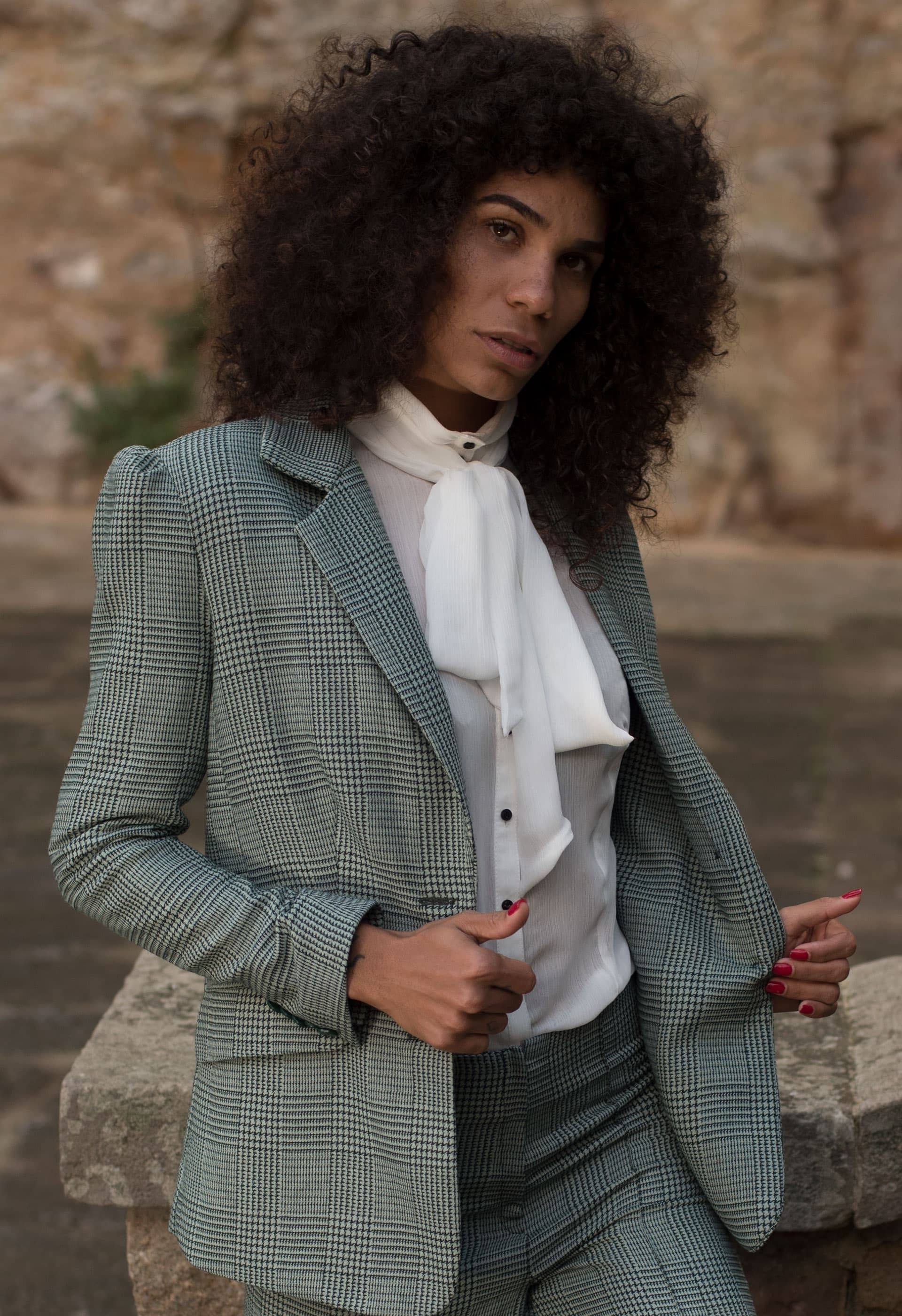 Conjunto de traje de chaqueta de cuadros vichy en tonos verdes con camisa blanca de lazo