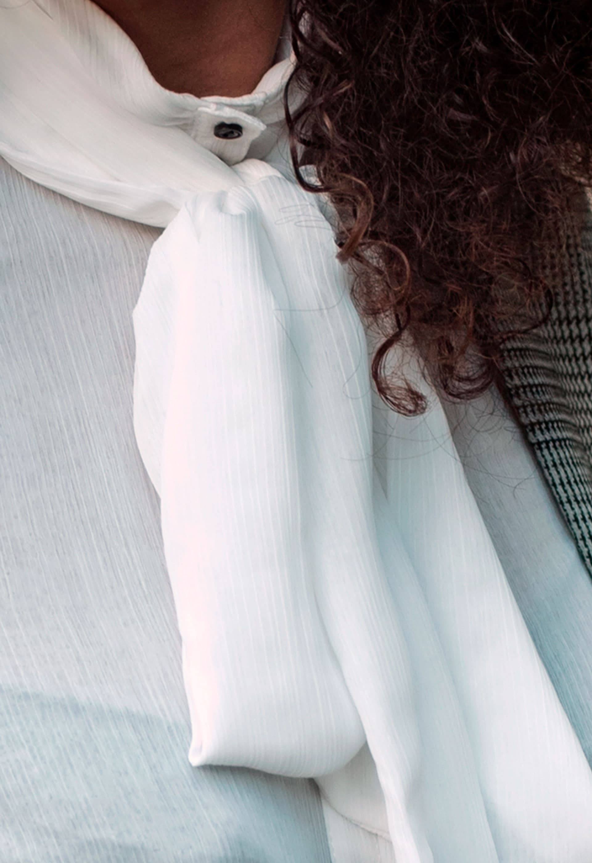 Detalle de la blusa Akanke de bambula blanca