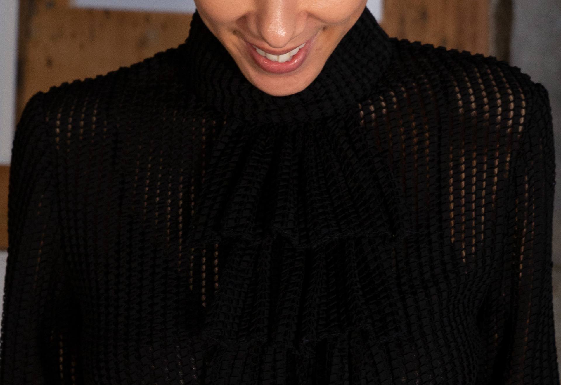blusa negra con pedrería