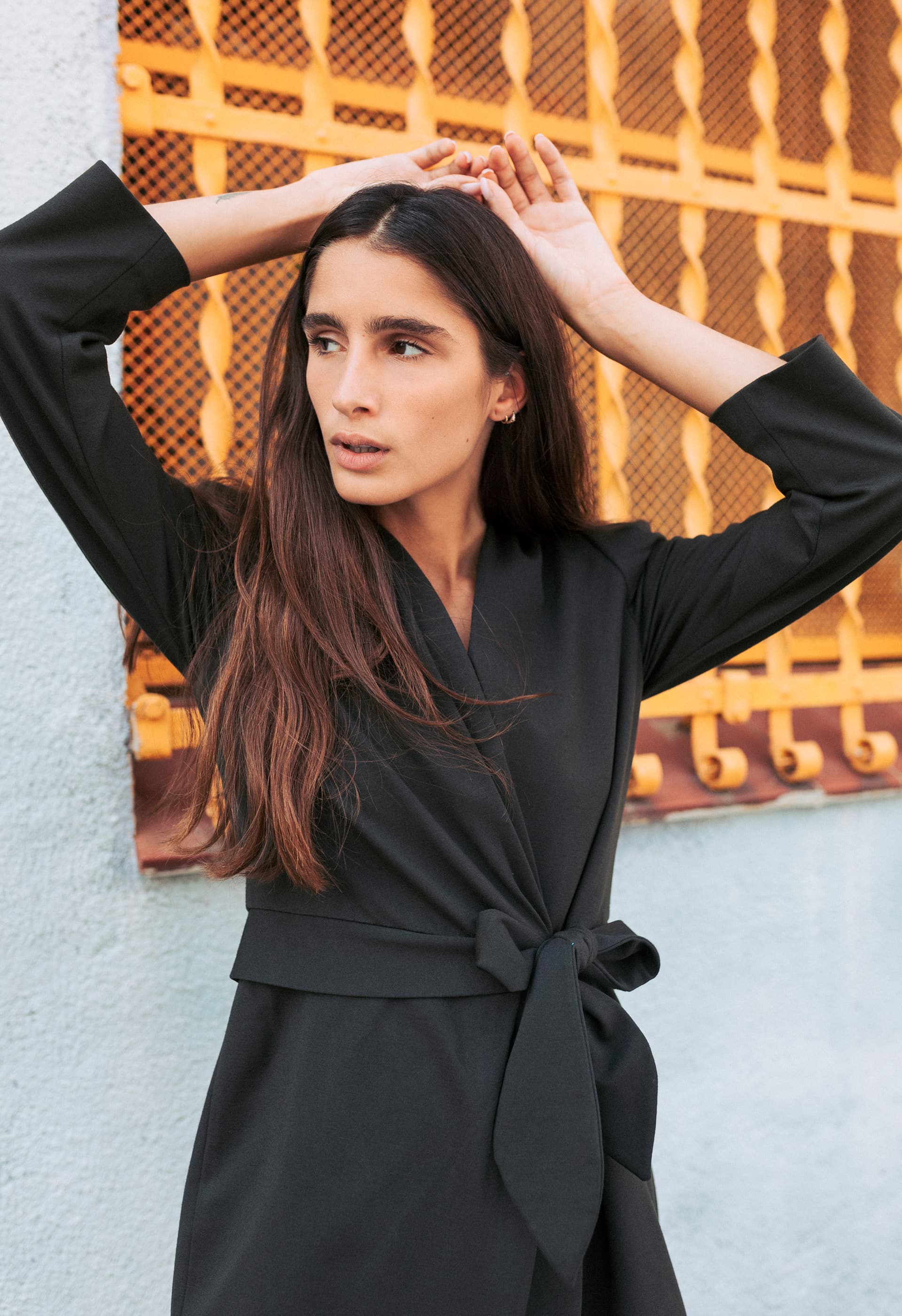 Vestido con hombreras gris cruzado