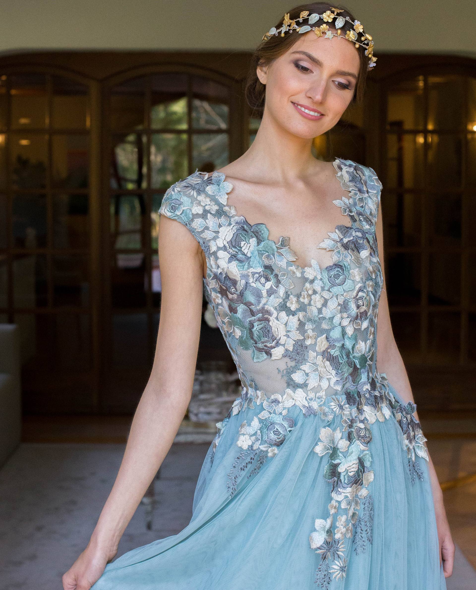 Detalle escote vestido fiesta JOSPHINE azul