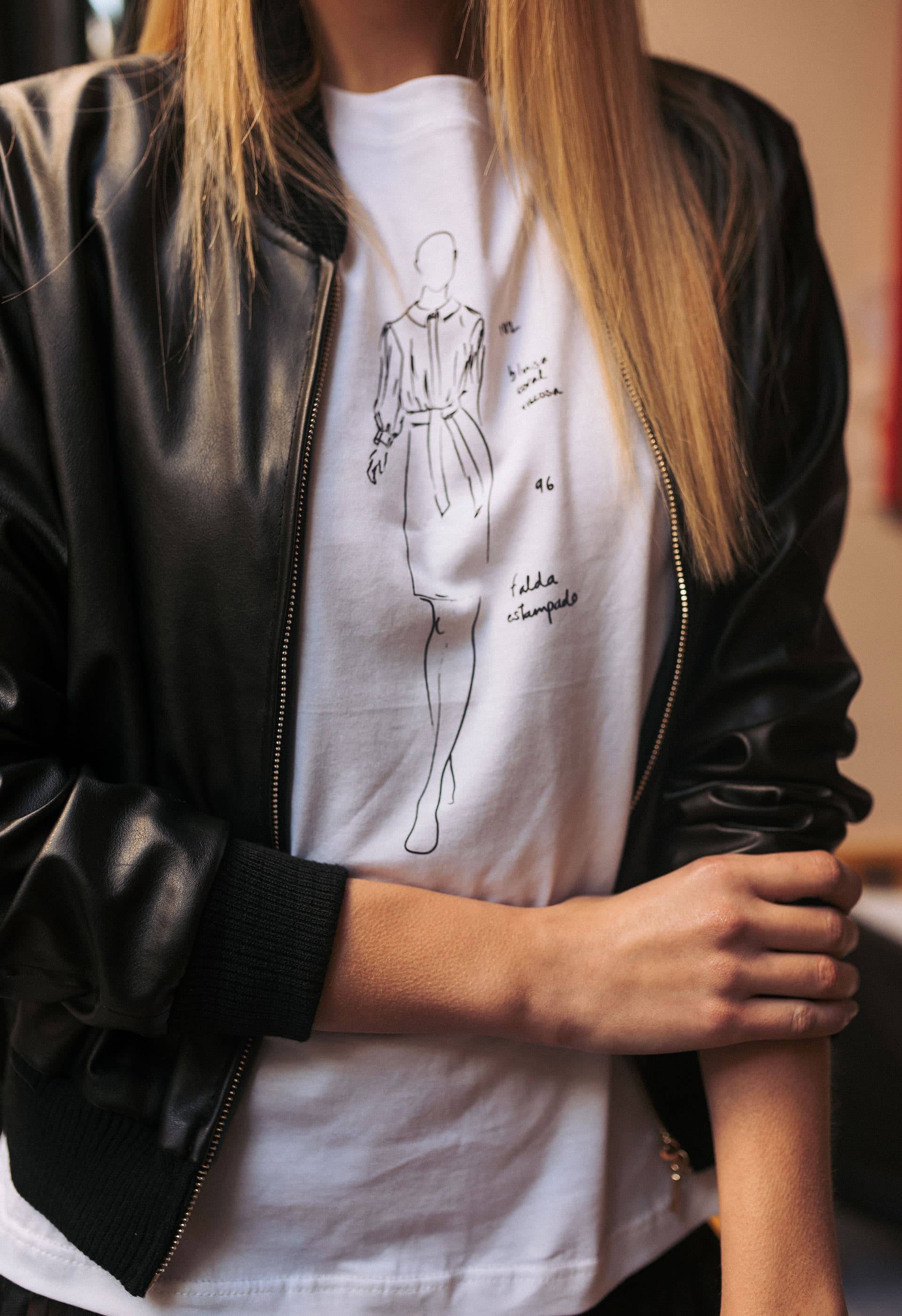 Detalle camiseta blanca de algodn orgnico con ilustracin de moda | IO DREAMS moda sostenible