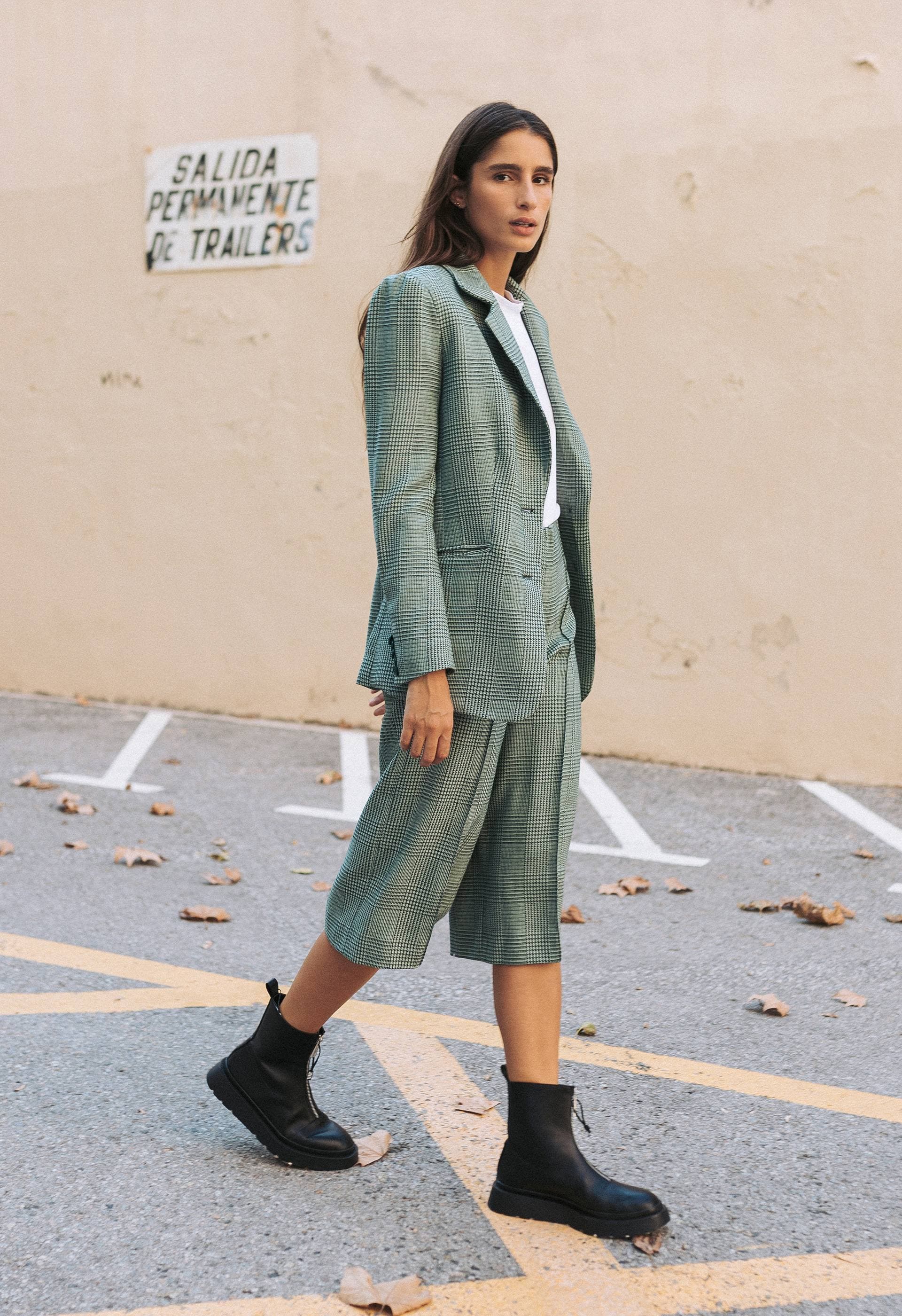 Combina la chaqueta de corte masculino con bermuda | IO DREAMS moda hecha en espaa