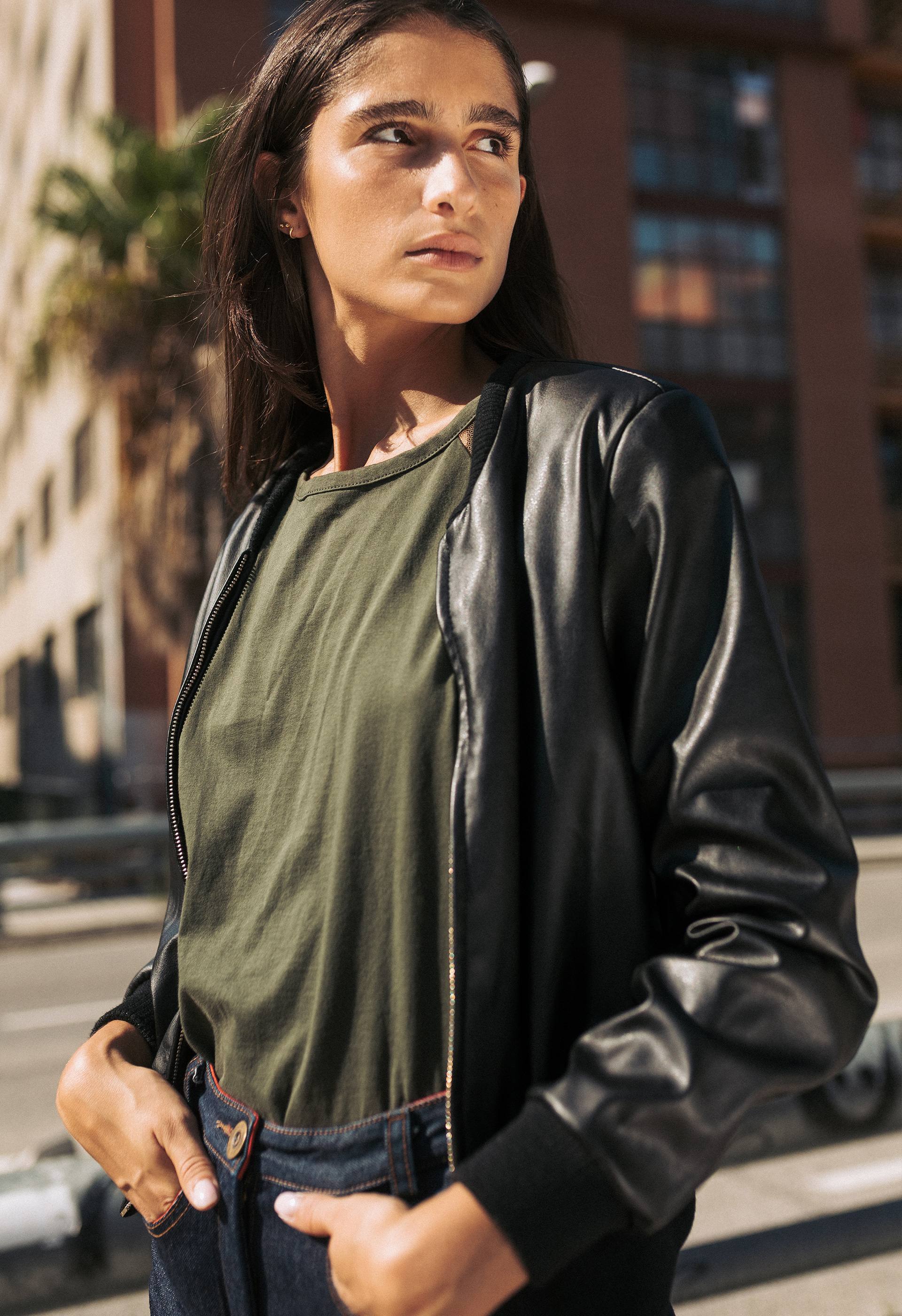 Combina la camiseta kaki con lo que quieras  | IO DREAMS moda sostenible hecha en Espaa