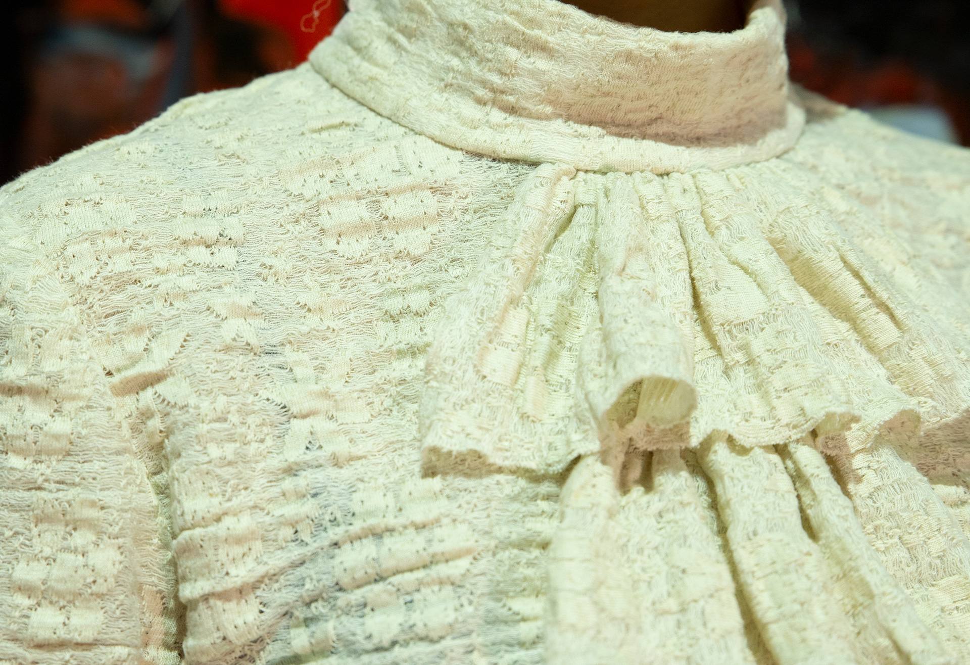 Detalle del cuello de la camisa Isabel en elastano blanco tejido con dibujo de flores, moda sostenible y tica