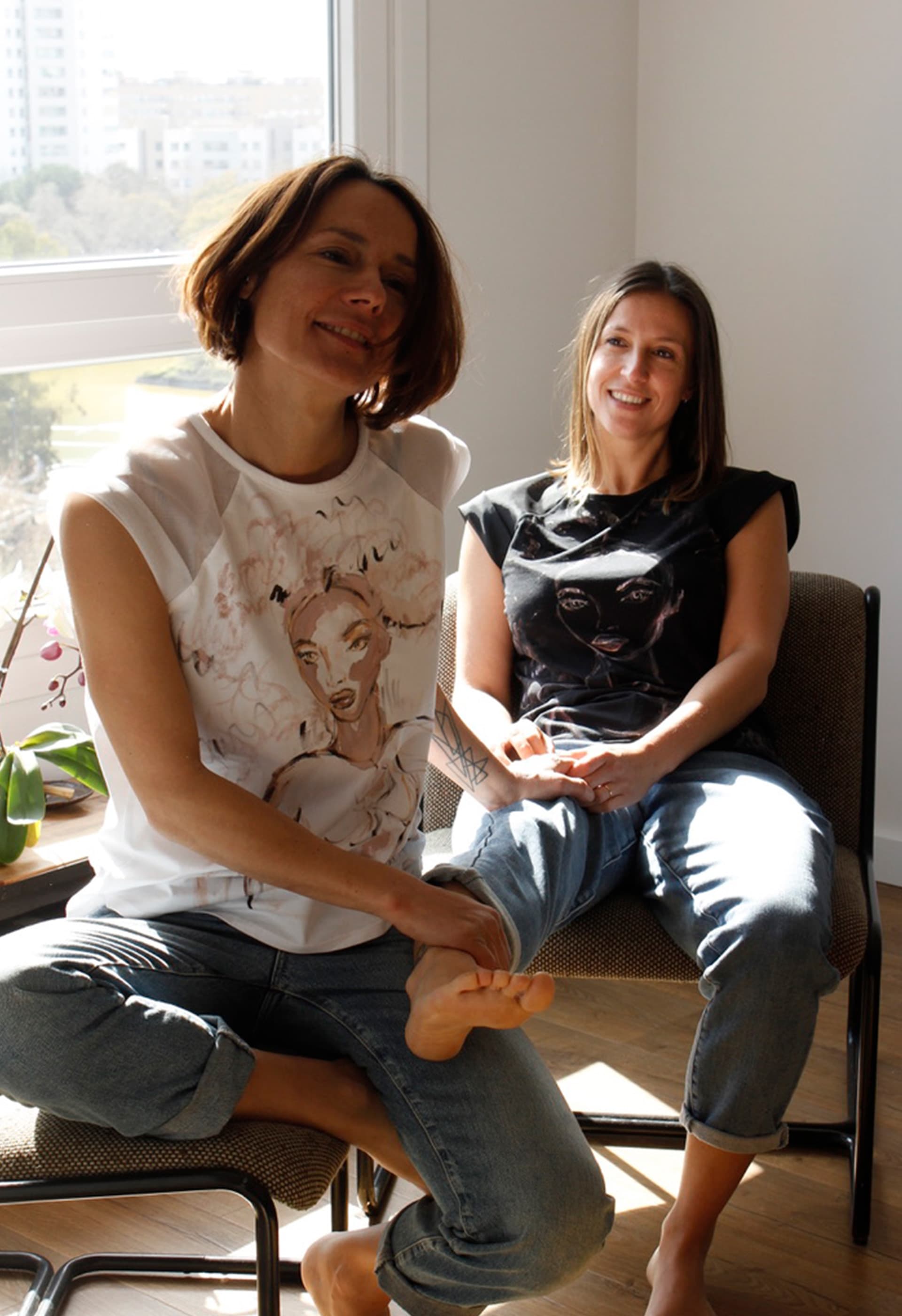 La fuerza de la mujer en una camiseta de algodn orgnico pintada a mano