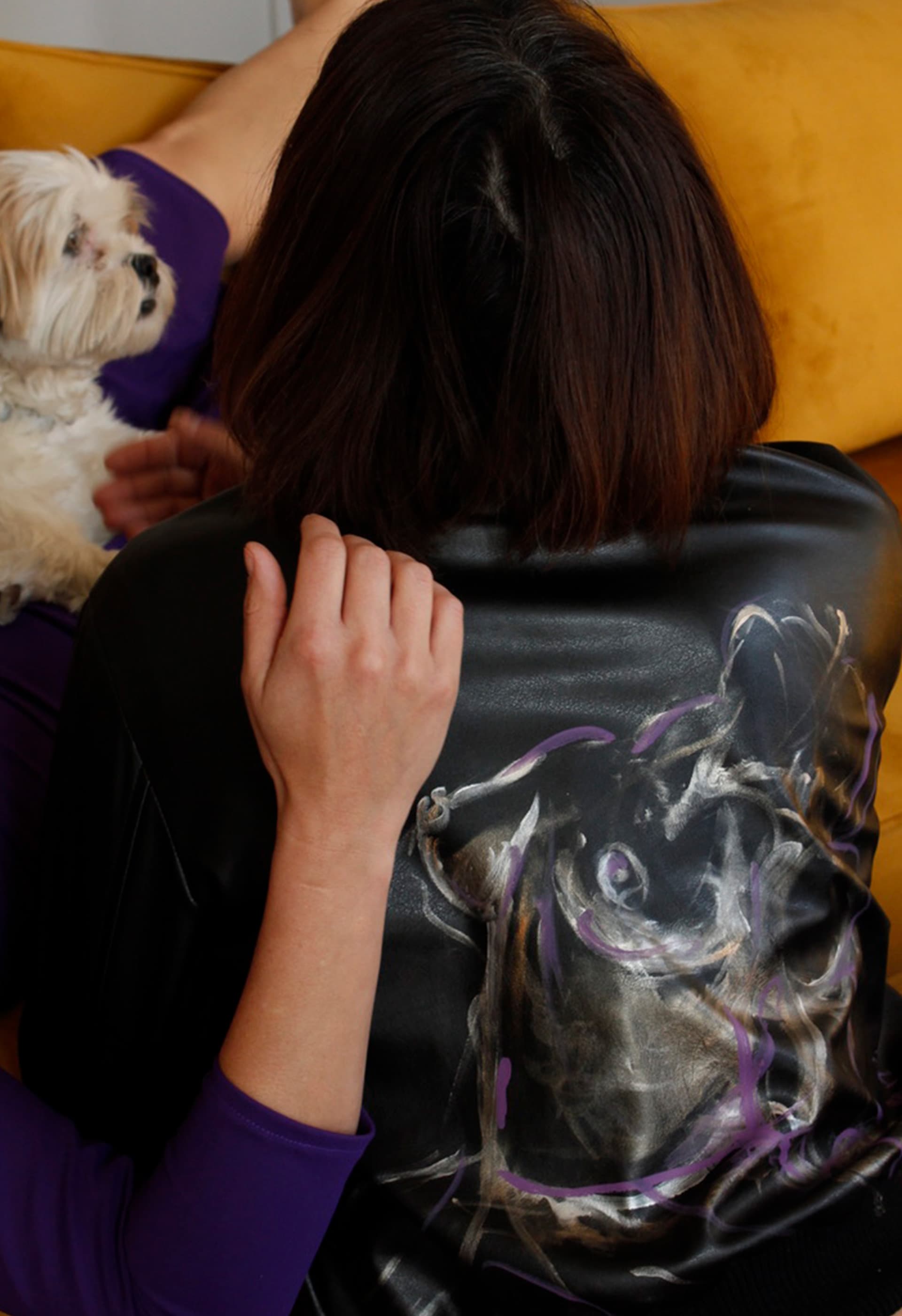 PRÊT À PORTER-BÁSICOS - CAZADORAS - Cazadora bomber negra de piel eco pintada a mano | IO DREAMS moda sostenible y ética PRÊT À PORTER-BÁSICOS - CAZADORAS - Cazadora bomber negra de piel eco pintada a mano | IO DREAMS moda sostenible y ética