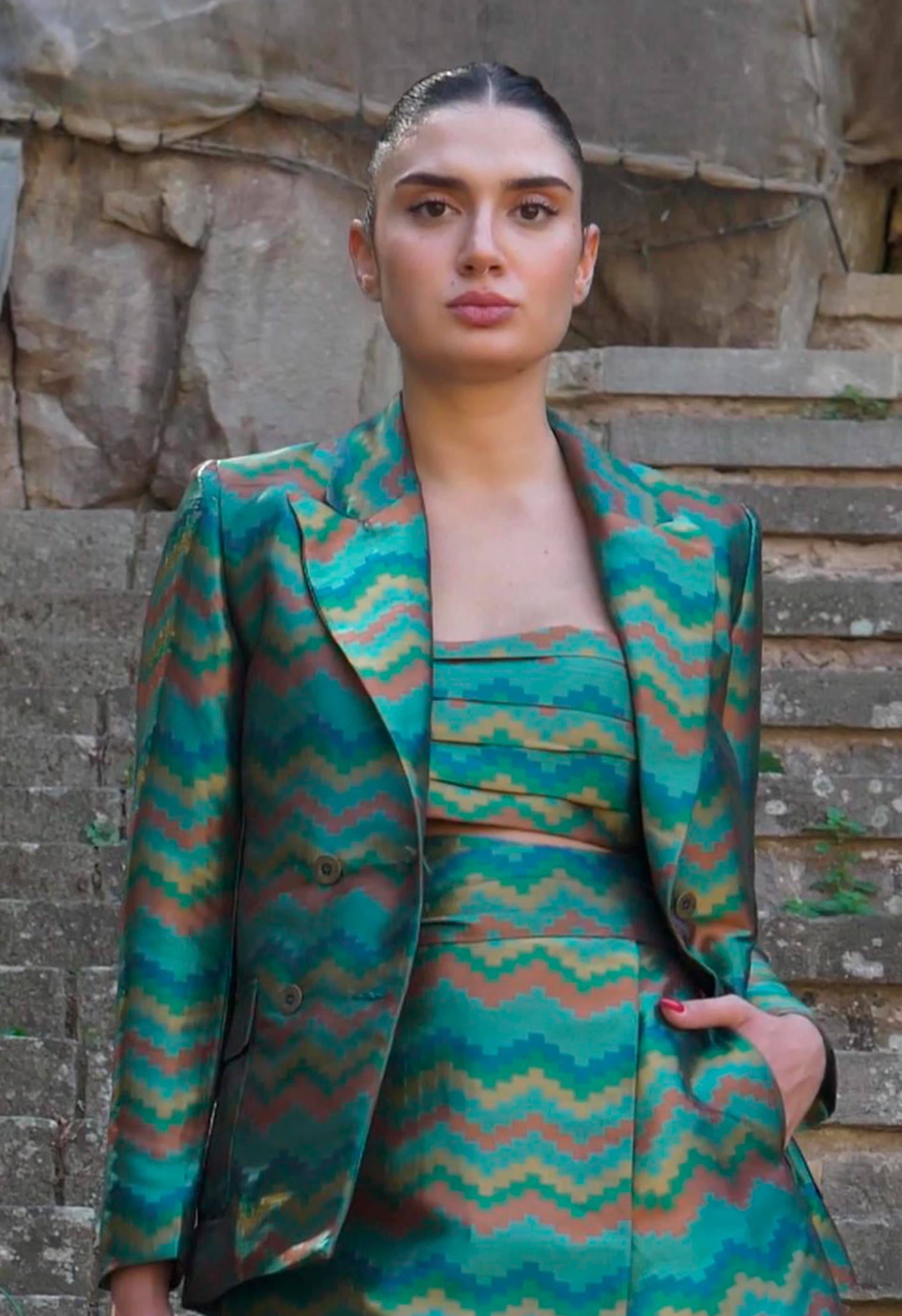 Combinando las tres piezas chaqueta, top y falda de IO DREAMS de cupro en tejido ecolgico