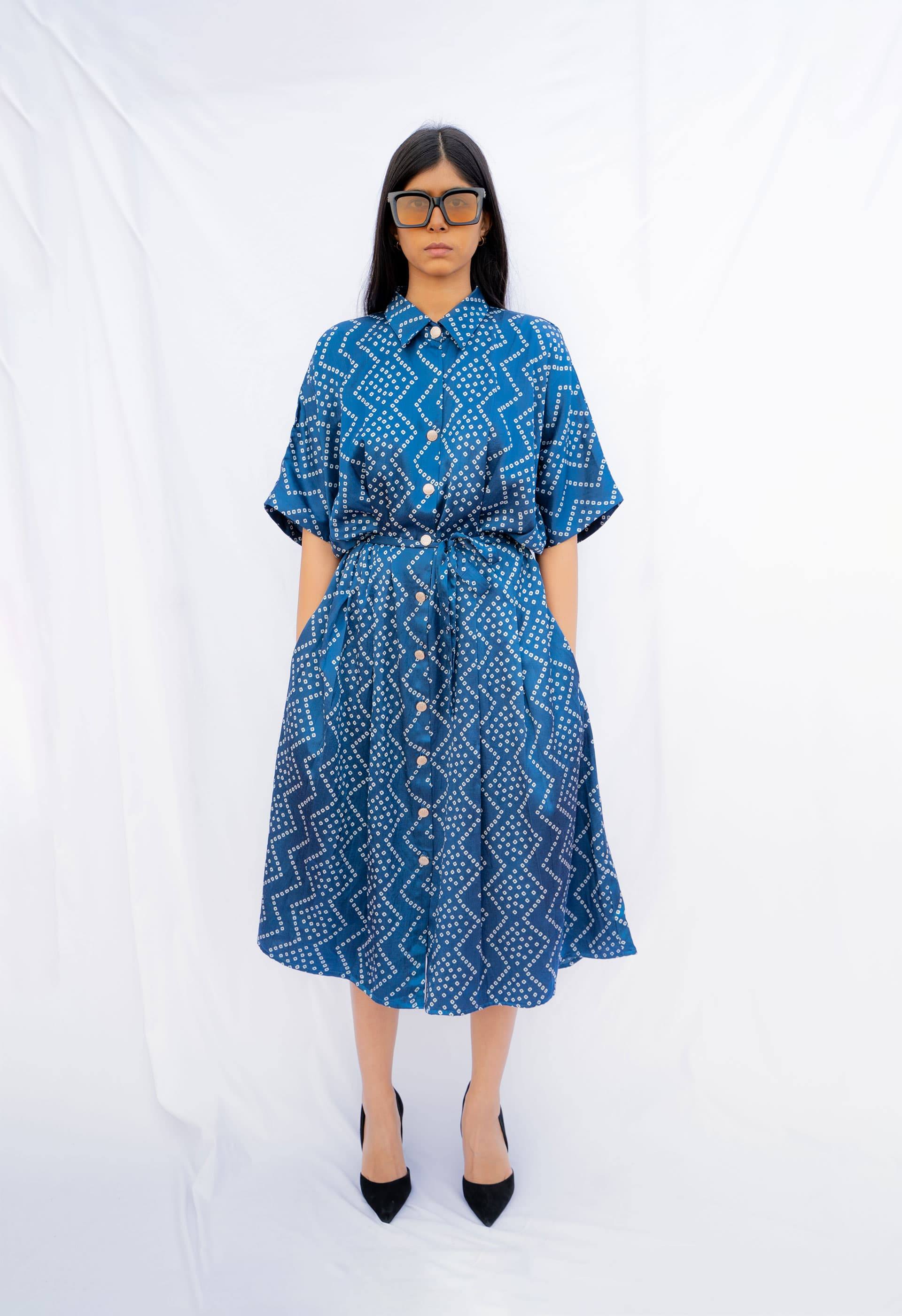 PRÊT À PORTER-House of Desai - VESTIDOS - Vestido largo azul con cinturón ajustable de HOD moda sostenible y ética PRÊT À PORTER-House of Desai - VESTIDOS - Vestido largo azul con cinturón ajustable de HOD moda sostenible y ética