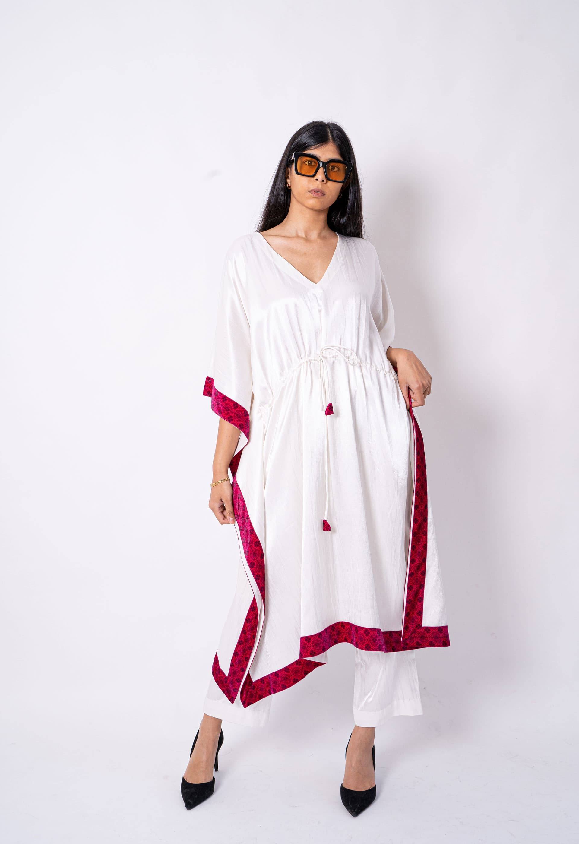 OTRAS MARCAS-House of Desai - Conjuntos - Conjunto de pantalón y kaftan blanco de seda gaji de HOD moda sostenible y ética OTRAS MARCAS-House of Desai - Conjuntos - Conjunto de pantalón y kaftan blanco de seda gaji de HOD moda sostenible y ética