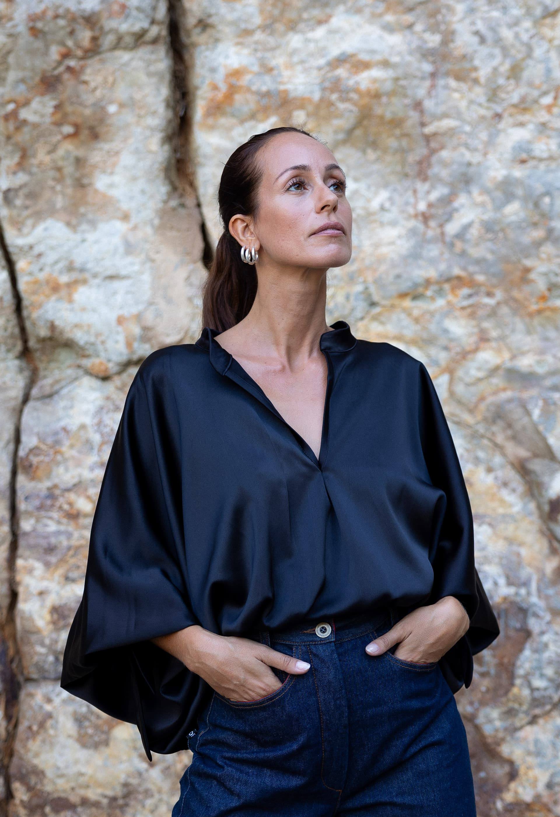 PRÊT À PORTER-FALL WINTER 23 - TOPS, BLUSAS - Blusa over size azul marino en crepe de algodón moda sostenble y ética PRÊT À PORTER-FALL WINTER 23 - TOPS, BLUSAS - Blusa over size azul marino en crepe de algodón moda sostenble y ética