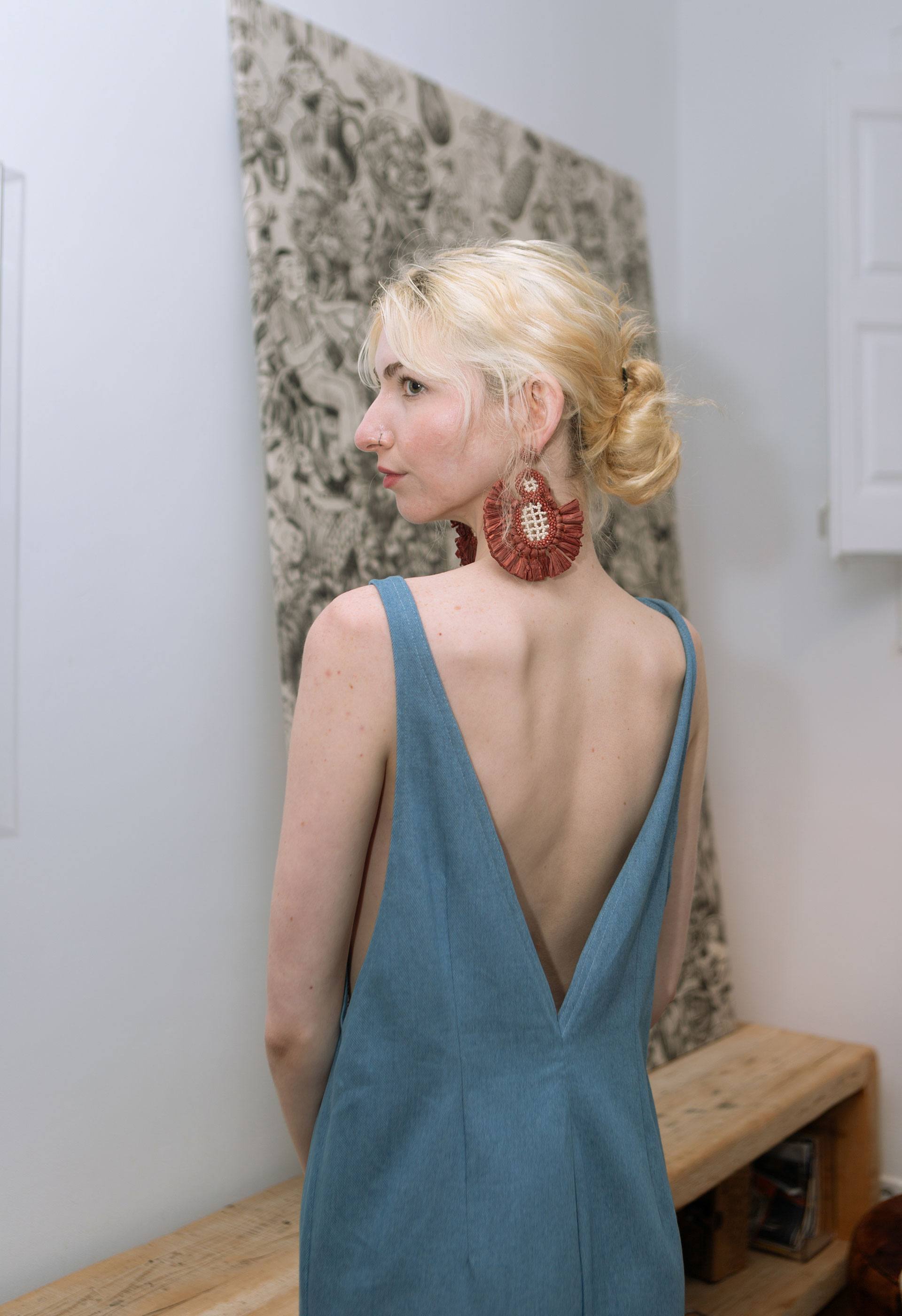 Detalle espalda abierta en pico de nuestro vestido denim IO DREAMS