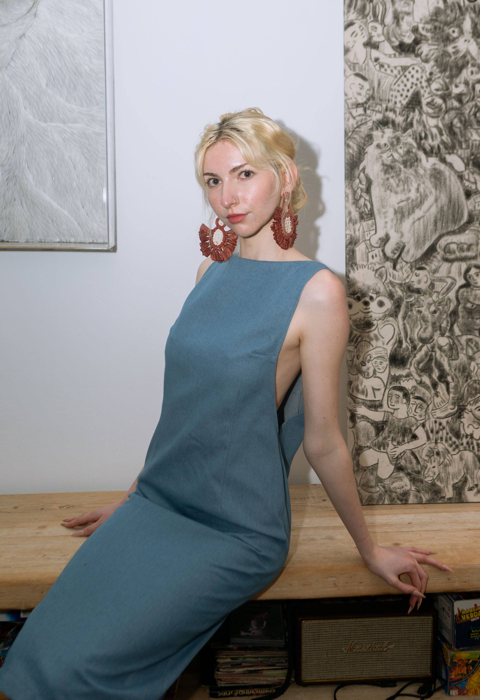 Vestido tres cuartos en azul claro de algodn 100% vaquero con aberturas en los lados y espalda