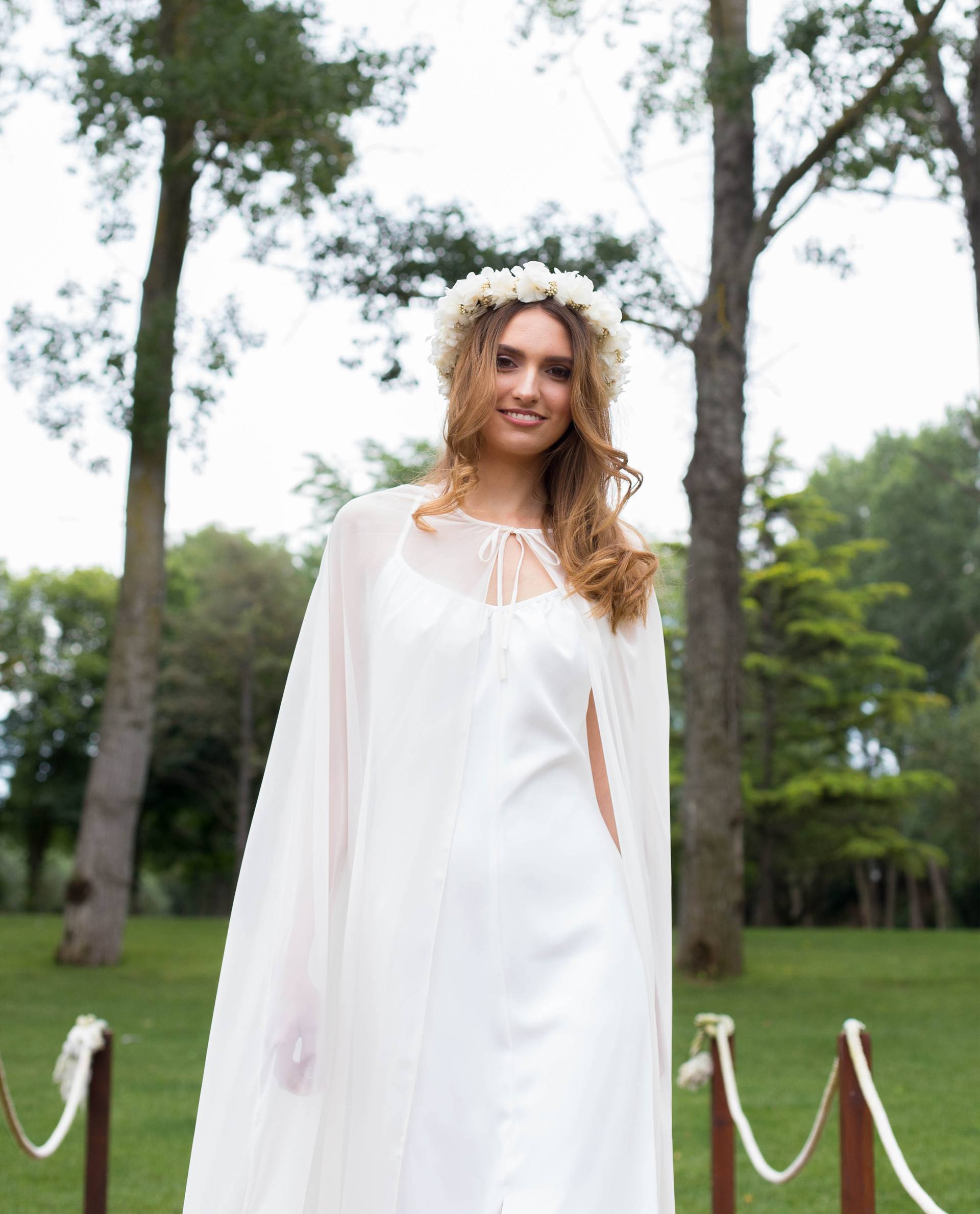 BRIDAL-NATURE 2019/20 - ACCESORIOS - Detalle capa Nelda sobre vestido de novia Rebeca